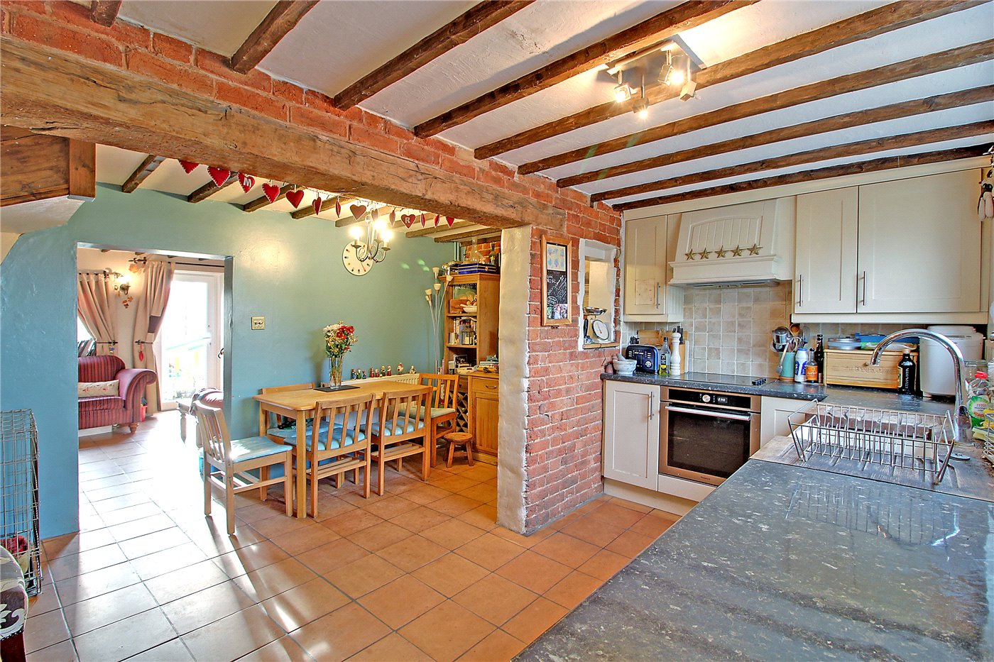 Kitchen & Dining